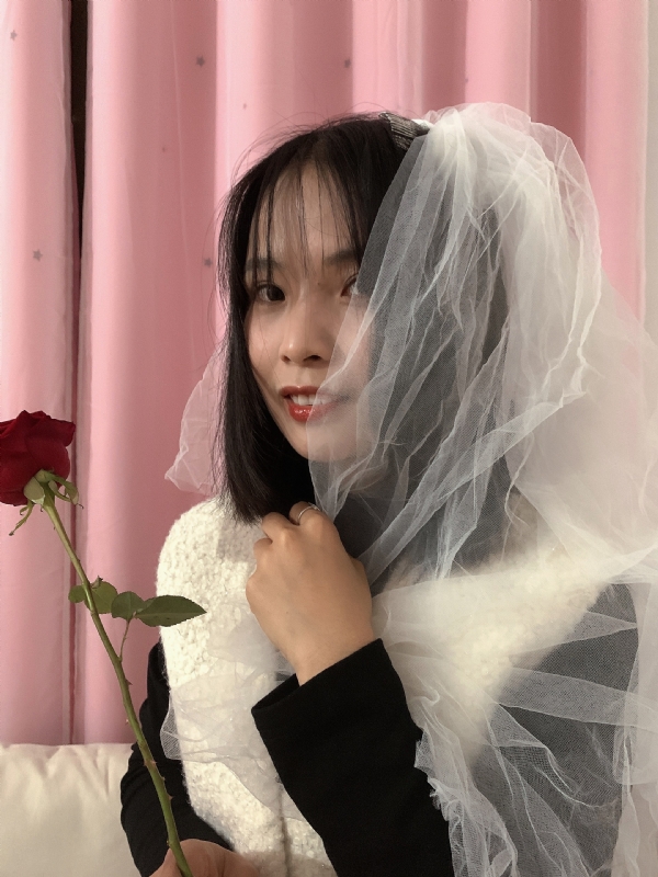 持紫菜包饭的女孩的第一张照片--宿州相亲服务中心